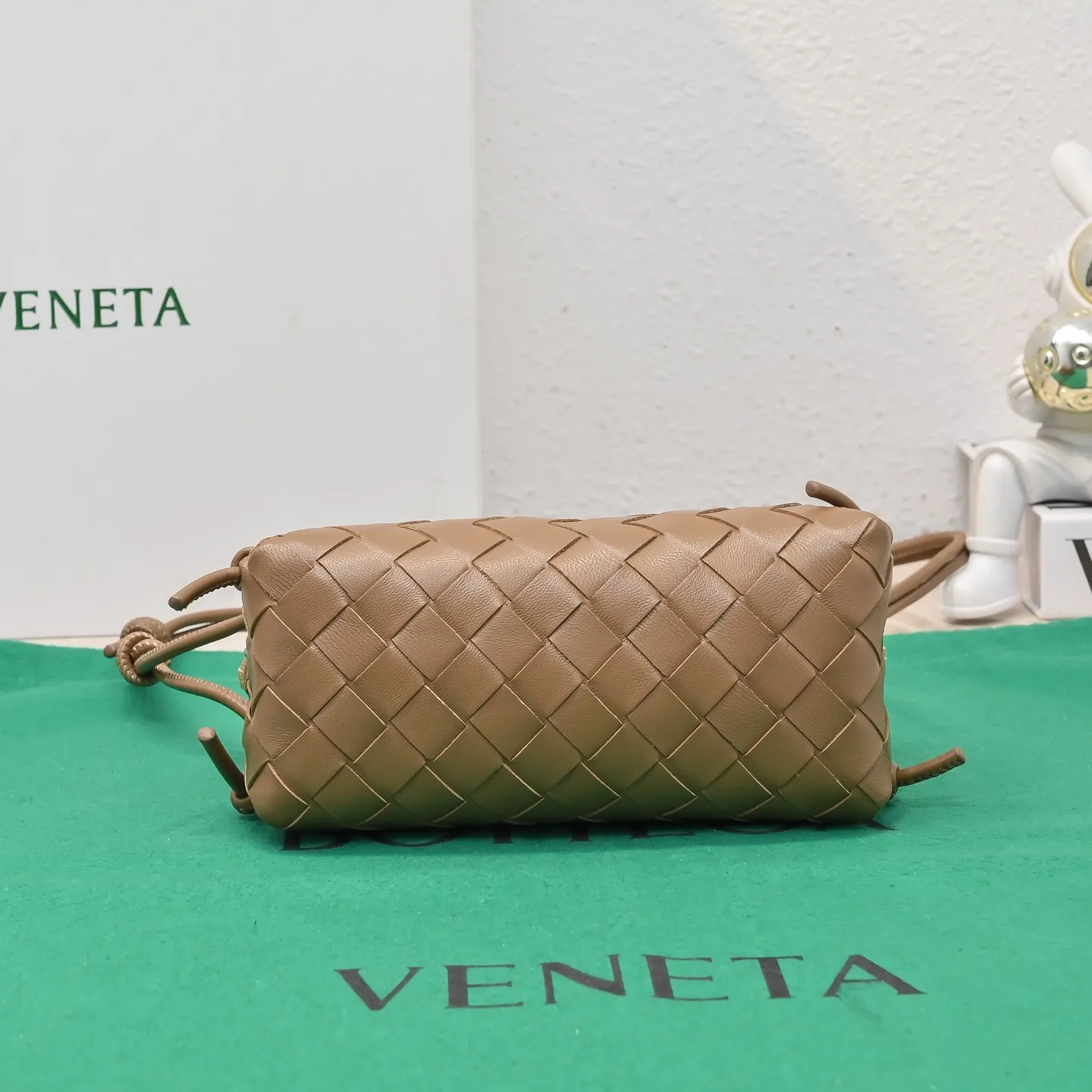 Batch 1260 #Bv The new Concert pouch is the most beautiful and practical mini bag I have ever seen 🎈 The bag body adopts the classic lntrecciato weaving process✅ It is equipped with a leather double-headed zipper, the opening is wide, easy to take and put, the shoulder strap knot can be slid to adjust the length freely, that is, 🉑️crossbody/underarm, and can be used as a clutch bag. Small body, large capacity, so practical! The key is that it is extremely versatile! Come and buy this small, exquisite, beautiful and versatile bag 👍 Model: 4258 Size: 18.5*11.5*8.5